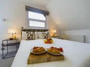 Westcliff apartment with free parking